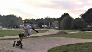 Piste avec bosses et virages relevés à Azur